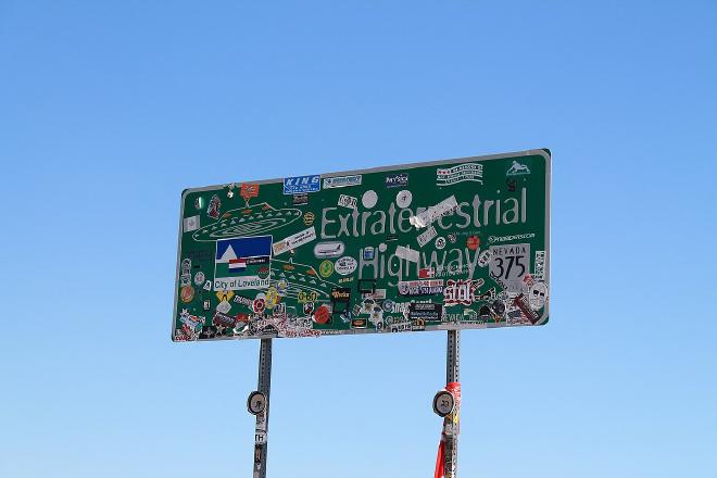 通往基地外圍的內華達州 375 號公路，官方暱稱就叫「Extraterrestrial Highway（外星人公路）」。（圖片：Jrmichae/Wikimedia Commons，CC BY-SA 4.0）