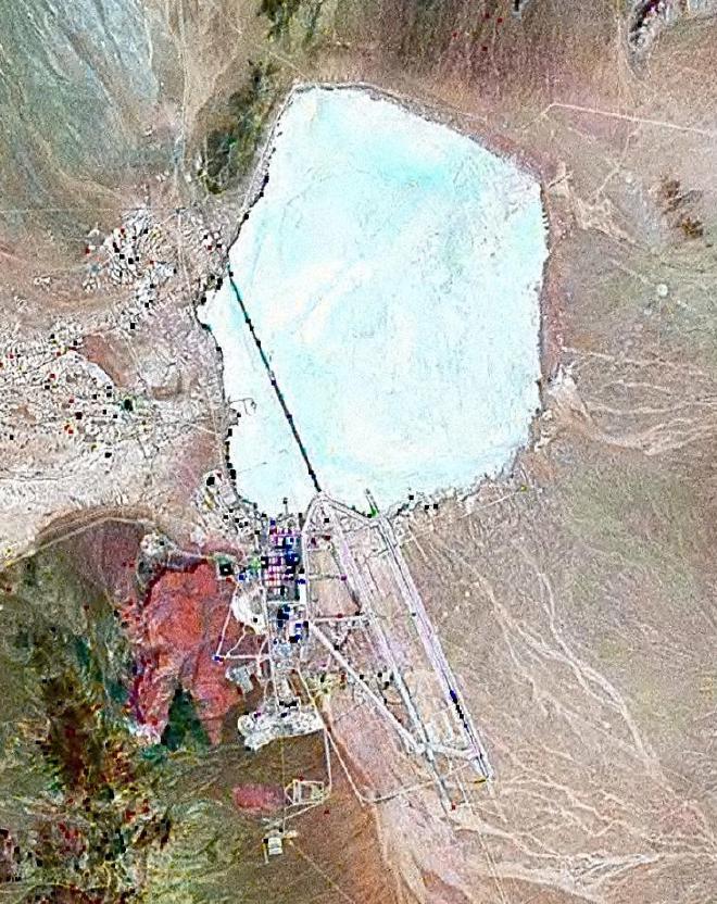 2000 年的 Landsat 衛星影像：乾涸的 Groom Lake，以及緊鄰它西南側的 51 區基地。