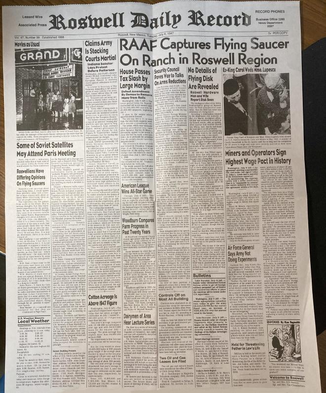 1947 年 7 月，羅斯威爾《Daily Record》頭條：「空軍在羅斯威爾地區的牧場捕獲飛碟」。