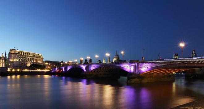 倫敦的黑衣修士橋(Blackfriars Bridge)。1982 年,「上帝的銀行家」羅伯托·卡爾維被人發現吊死在橋下。