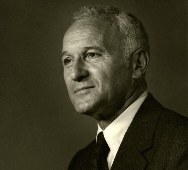 Sidney Gottlieb(西德尼·哥特列布),MKUltra 的主持人,CIA 技術服務處化學組組長。傳記作家 Stephen Kinzer 給他的稱號是「下毒總管(Poisoner in Chief)」。(圖片:CIA/Wikimedia Commons,公有領域)